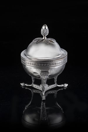 Zuccheriera in argento con corpo a bacile sorretto da tripode con montanti e...