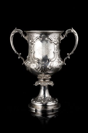 Coppa in argento a due manici con corpo a balaustro, decorata a volute...