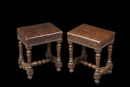 Coppia di sgabelli con gambe e traverse tornite a rocchetto, sedute in cuoio....