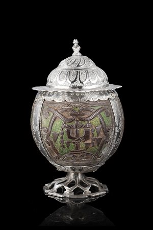 Coppa ricavata da una noce di cocco intagliata in tre specchiature con...