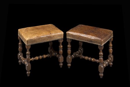 Coppia di sgabelli con gambe e traverse tornite a rocchetto, sedute in cuoio....