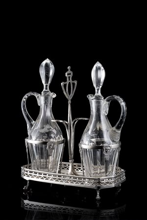 Oliera in argento con base di forma rettangolare con sponda traforata e...