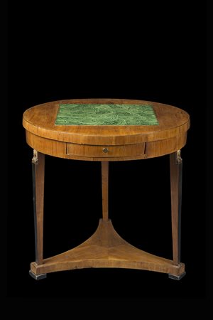 Tavolo da centro di forma circolare lastronato in ciliegio, piano con inserto...