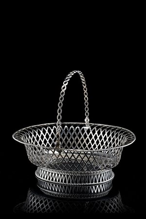 Cestino portapane in argento di forma ovale con fondo liscio, sponda e piede...