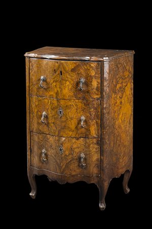 Comodino in noce e radica con fronte mosso a tre cassetti. Gambe sagomate....