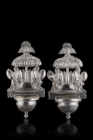 Coppia di acquasantiere in argento raffiguranti allegorie delle virtù...