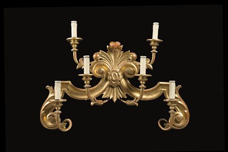 Fregio in legno intagliato e dorato a volute, sei braccia reggicandela di...