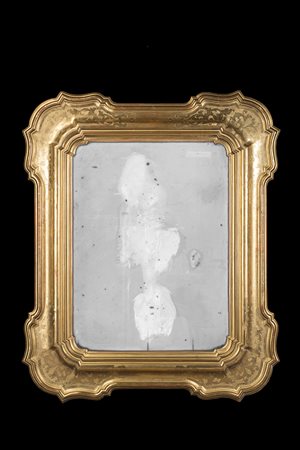 Specchio con cornice a vassoio in legno dorato e bulinato a motivi vegetali....