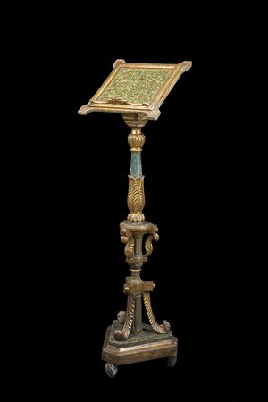 Leggio in legno intagliato, dorato e laccato a finto marmo. Fusto a colonna...