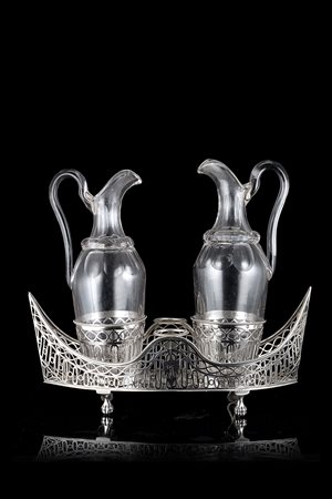 Oliera in argento a navetta su piedini a palla artigliata, con sponda...