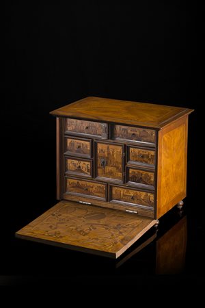 Monetiere da viaggio filettato e lastronato in ciliegio con anta ribaltabile...