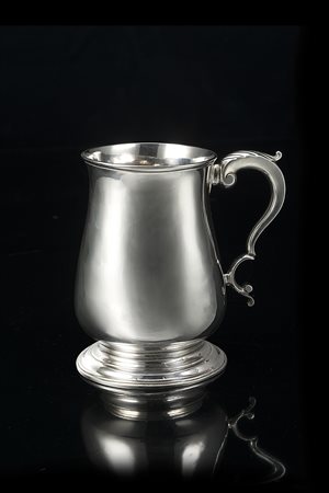 Boccale in argento con base circolare a spirale e ansa a volute. Williams...