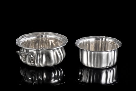 Scaldavivande in argento a doppio corpo innestato di forma circolare sagomato...