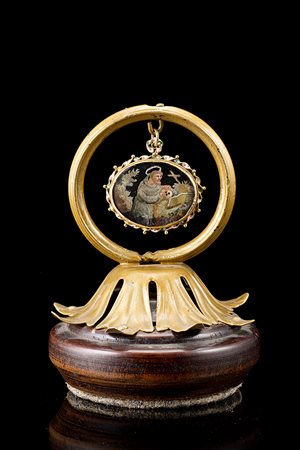 Pendente con cornice in oro e smalti dipinto sulle due facce a figure di...