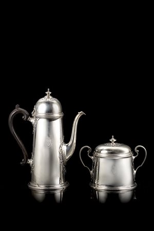 Caffettiera e zuccheriera in argento con corpo cilindrico liscio con attacchi...