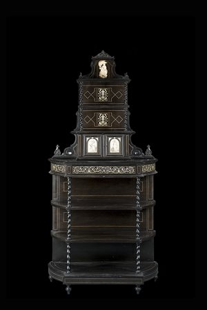 Etagère con alzata in legno ebanizzato e filettato. Parte superiore decorata...