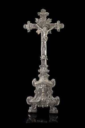 Crocifisso da appoggio in argento con supporto in legno; base trapezioidale e...