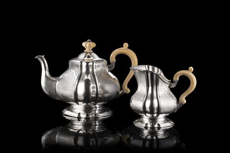 Parte di servizio in argento a corpo costolato e cesellato a volute e motivi...