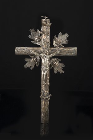Crocifisso in argento con croce lavorata in figura di tronco e raggiera con...