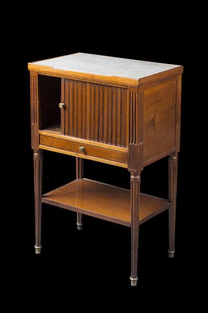 Comodino lastronato in mogano con piano in marmo, anta scorrevole e cassetto....