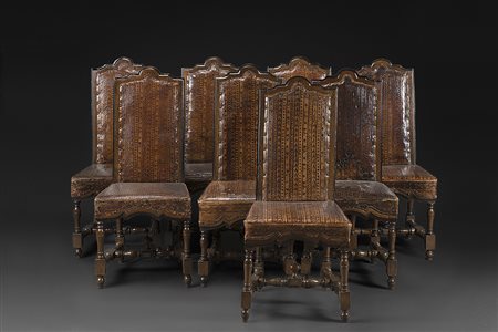 Gruppo di otto sedie in noce, schienale e fasce di di forma sagomata, gambe e...