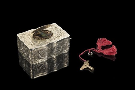 Scatola a carillon in argento decorata a motivi vegetali e volatili....