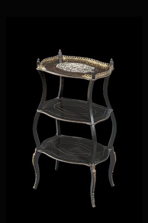 Etagère a tre ripiani in legno ebanizzato con montanti e pianetti sagomati...