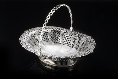 Cestino portapane in argento di forma ovale su piede traforato; fondo liscio...