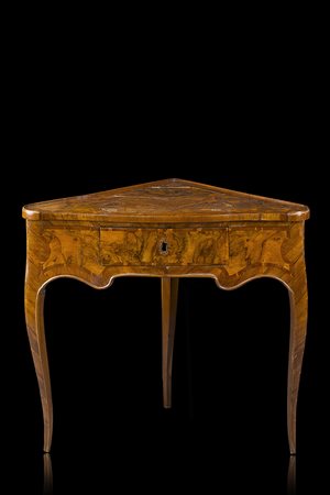 Scrittoio da centro di forma triangolare lastronato in noce, palissandro e...