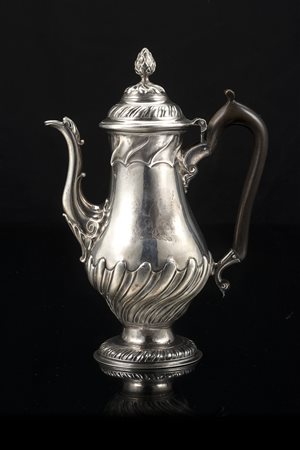 Caffettiera in argento con corpo a balaustro, coperchio bombato e beccuccio a...