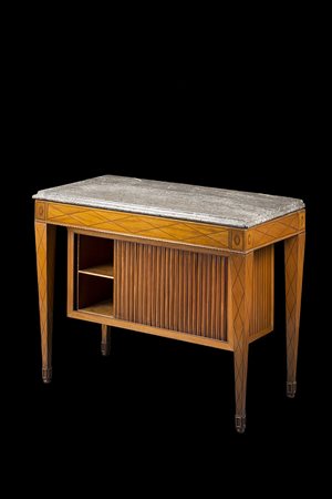 Tavolo lastronato in legno di frutto e decorato a motivi geomerici e rosoni...