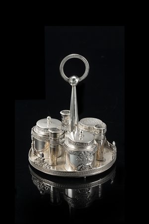 Calamaio in argento a corpo liscio cesellato nelle bordure a motivi...