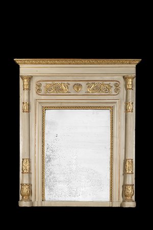 Caminiera in legno intagliato, laccato e dorato. Decorata a colonne scanalate...