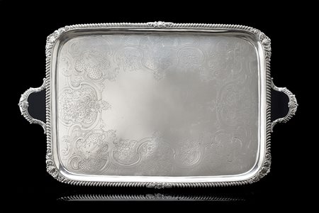 Vassoio biansato in argento di forma rettangolare con fondo cesellato a...