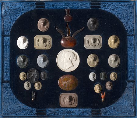 Teca contenente ventidue cammei in pietra lavica e pietra dura raffiguranti...