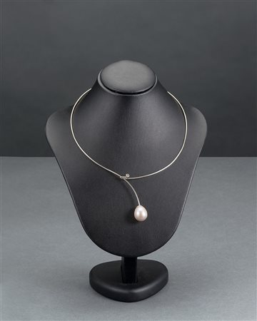 Collier rigido in oro bianco con diamante e perla bianca a goccia con...