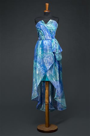 Vestito lungo senza maniche in tessuto lamé nei toni del bluette e turchese...