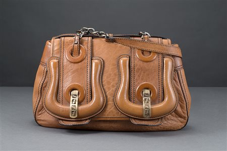 FENDI Borsa in pelle color cuoio con doppio manico a catena e finiture in...