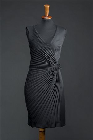 ANNA MOLINARIAbito da cocktail nero smanicato con motivo plissé a raggiera...