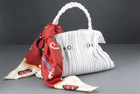BULGARI Lotto composto da foulard e borsa in pelle bianca con doppio manico,...