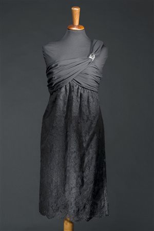 VALENTINO Vestito corto monospalla in pizzo nero e seta con rifinitura...