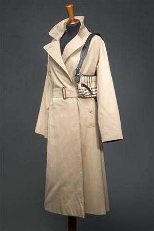 BURBERRY Lotto composto da trench beige e borsetta a spalla in tessuto...