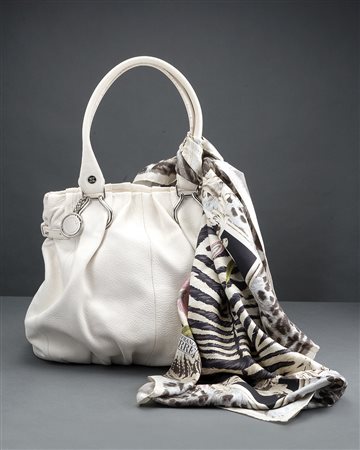 GIAN FRANCO FERRÉ e CELINELotto composto da una borsa in pelle bianca a due...