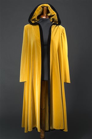 SAN LORENZO, TORINOManatella lunga in velluto color senape bordata di nero...