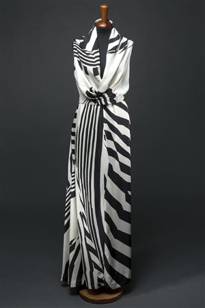 CURIEL COUTURE Abito smanicato lungo in seta con disegno geometrico a righe...