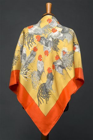 HERMESFoulard in seta "Jeunes Coqs", Madame La Torre 1966, fondo senape,...