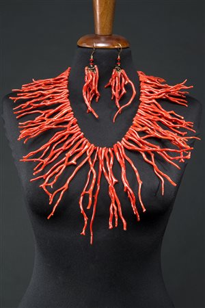 Demi-parure composta da una importante collana in simil corallo di vetro...