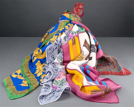 CHRISTIAN DIOR, YVES SAINT LAURENT, RENATO BALESTRALotto di quattro foulards...