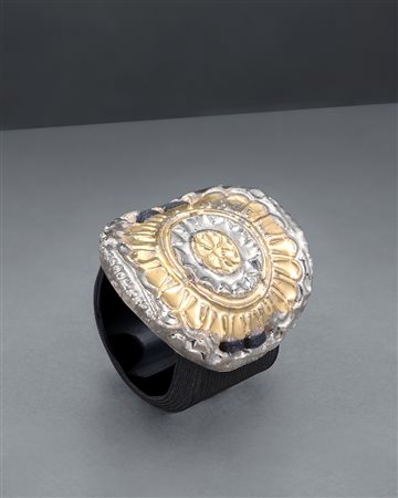 ANDREA DE CARVALHOBracciale "rococo" in ceramica cotta al terzo fuoco,...