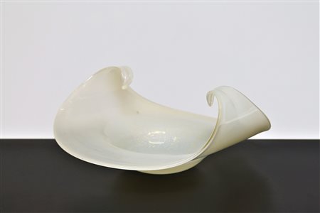 SEGUSO VETRI D'ARTE Centrotavola in lattimo e foglia oro, anni 60. -. Cm...